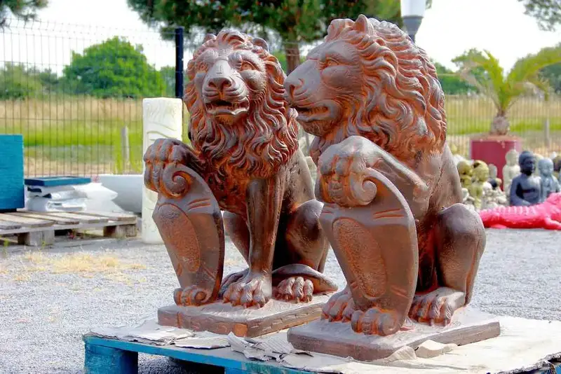 grands lions en statue