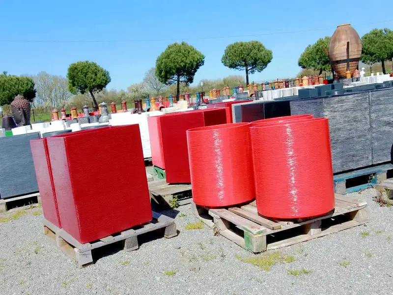 Pot en béton couleur rouge