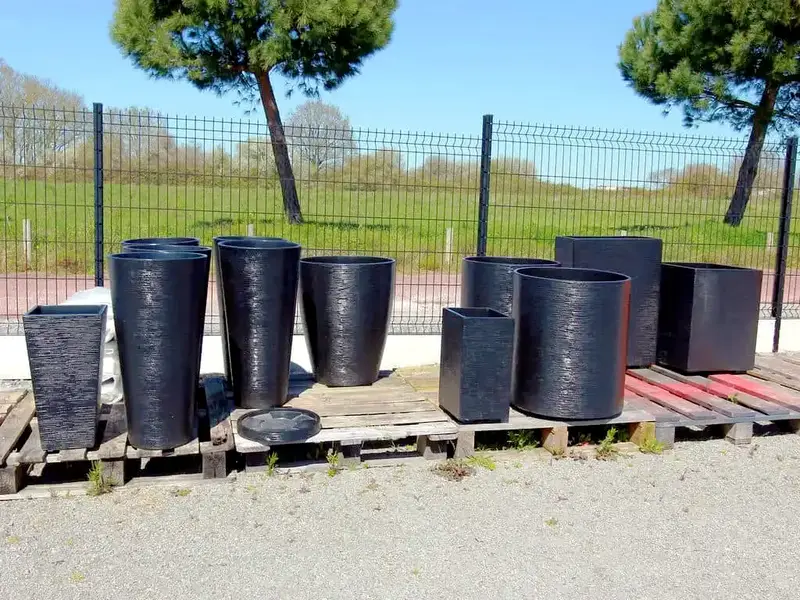 Pot en béton coulé forme haute couleur noir