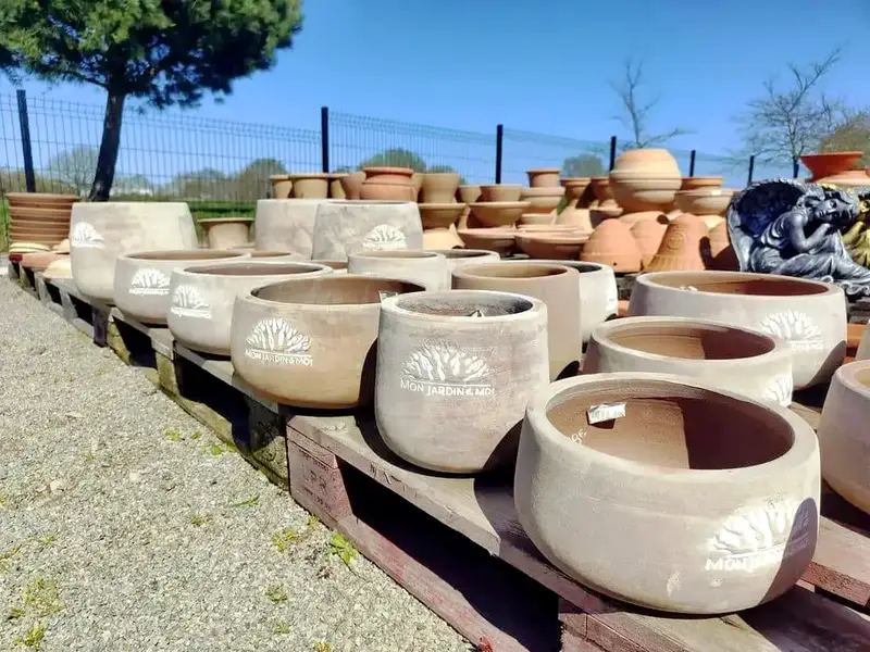 Pots en terre cuite couleur naturelle