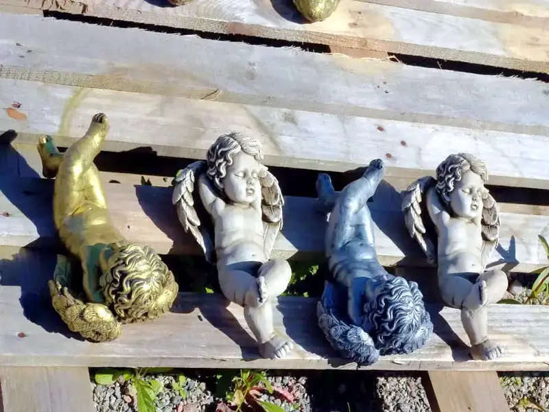 Statues anges couchés