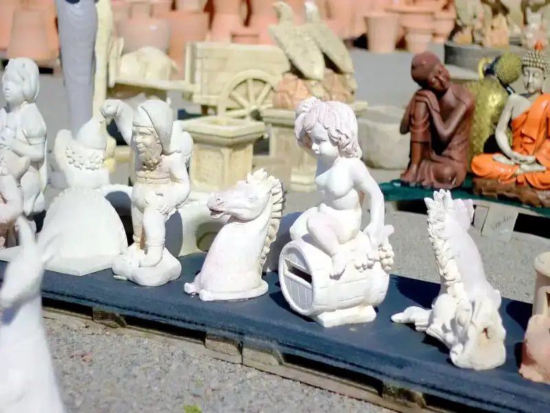 Statues de différents personnages