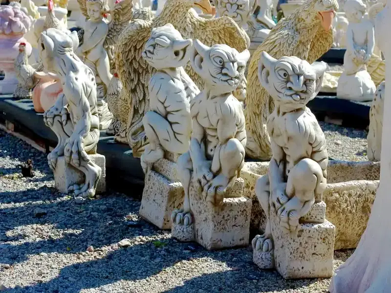 Statues gargouilles tirant la langue